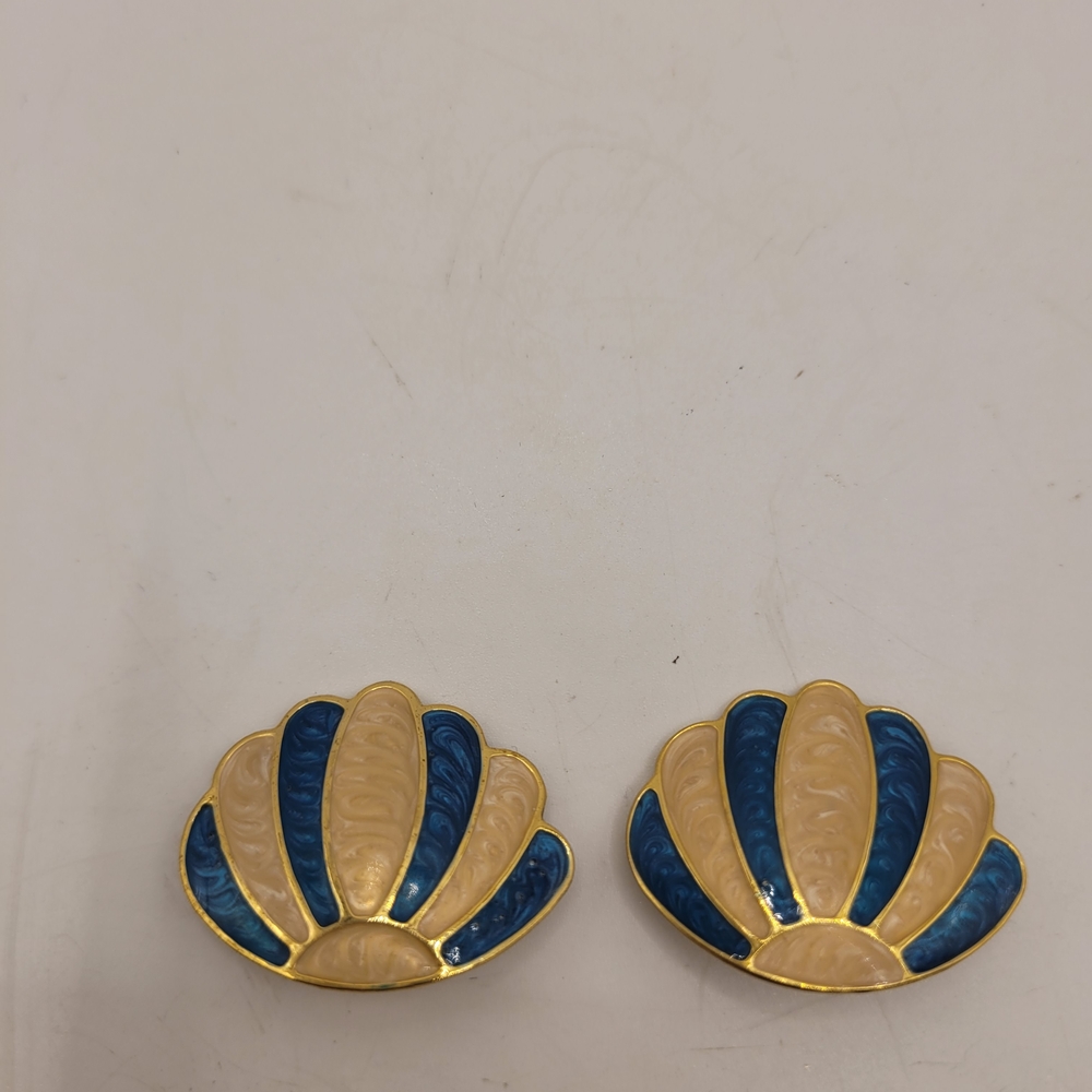 Vintage 1980’s Shell Shaped Black Enamel Metal Retro Mermaid Clips